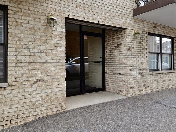 3rd image of 53 W 48th St #105