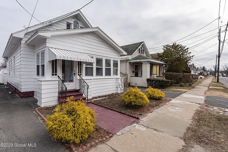 2nd image of 1533 Richard Street