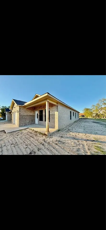 4 bed, 2.5 bath, 1487 sqft, $2,200 — Photo 1