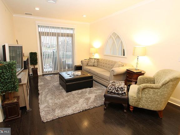 5th image of 200 N Sycamore St APT 3J
