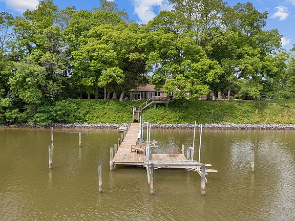 4th image of 183 Hickory Point Dr