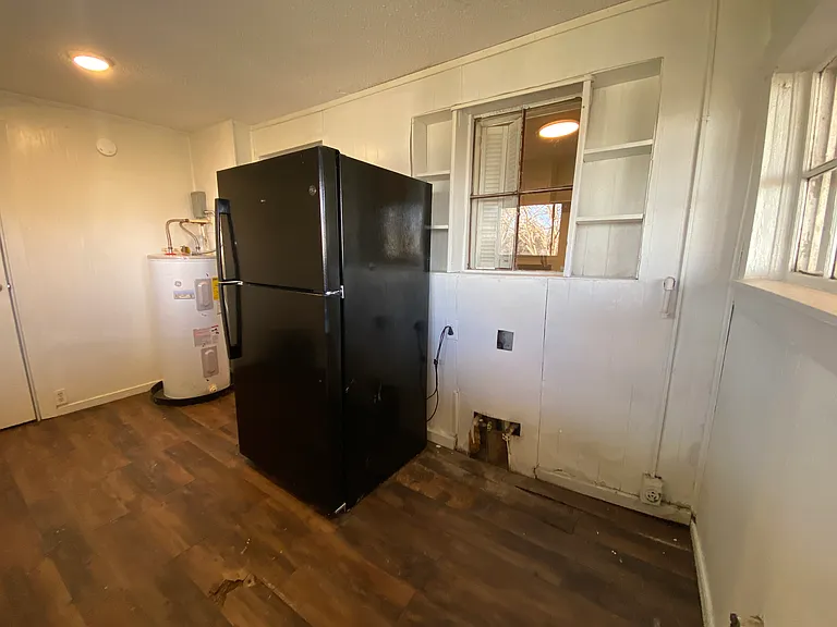 215 Queen Ave — Photo 16