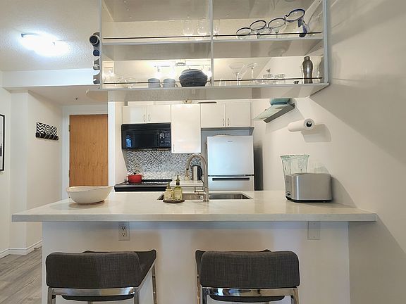 3rd image of 939 Homer St #1003
