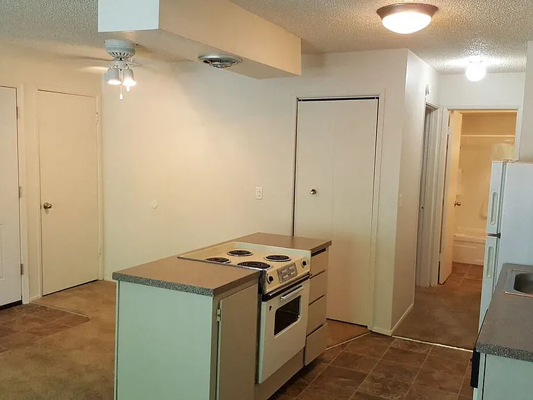 Tristin Square Apartments — Photo 23