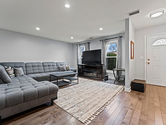 3rd image of 665 Briarwood Ln
