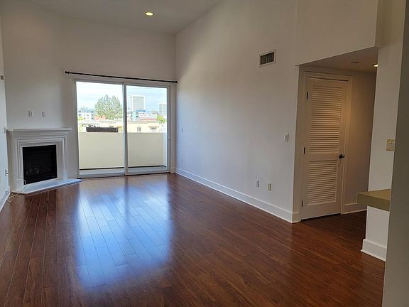 3rd image of 11722 Ohio Ave #Penthouse 2