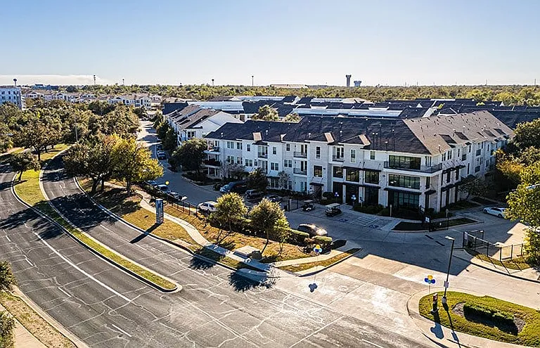 Lakeline Crossing Apartments — Photo 4