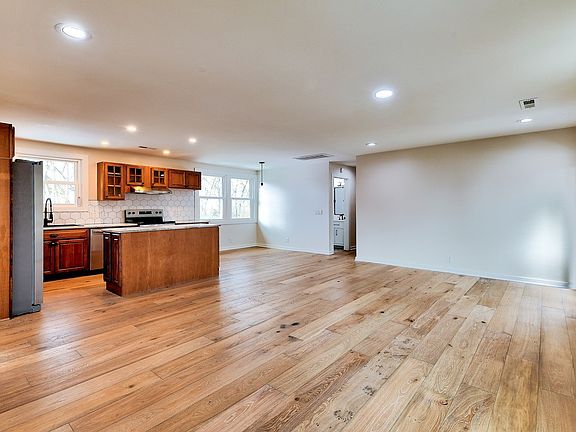 4th image of 8125 Gordon Ln
