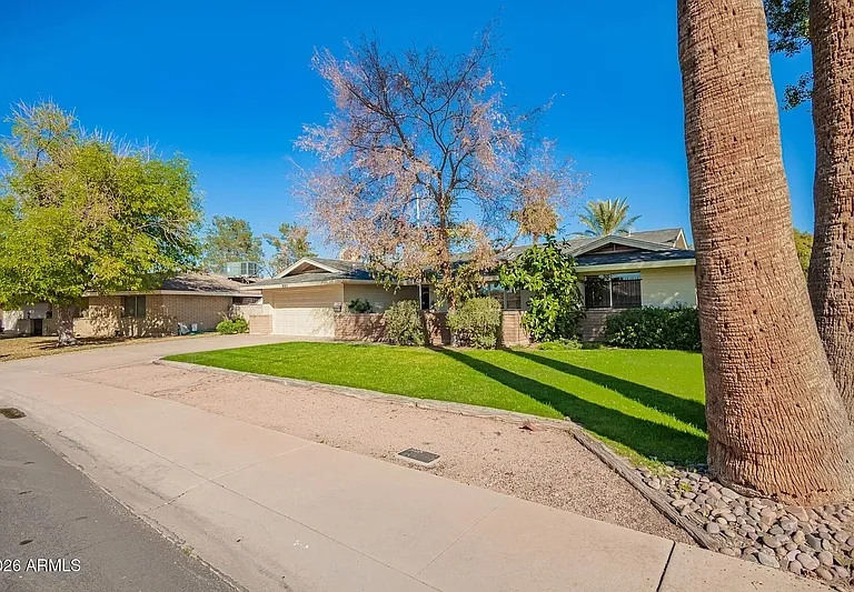 650 E Malibu Dr — Photo 2