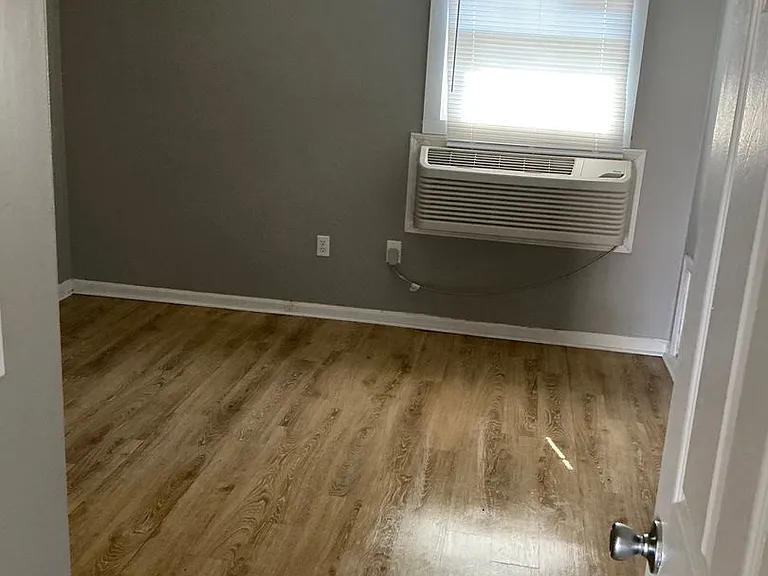 430 Country Lane Dr — Photo 2