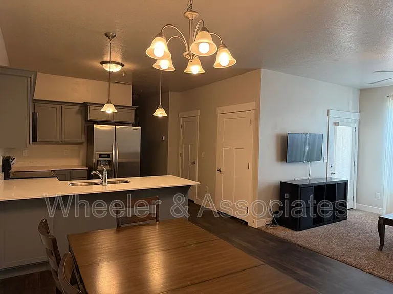 47 W Silver Springs Dr — Photo 2