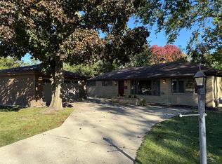 915 Revere Rd, Glenview, IL 60025