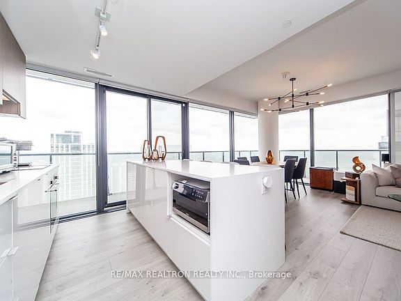 5th image of 161 Roehampton Ave #4004