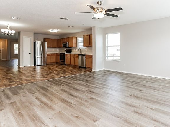 4th image of 608 Candelila Dr