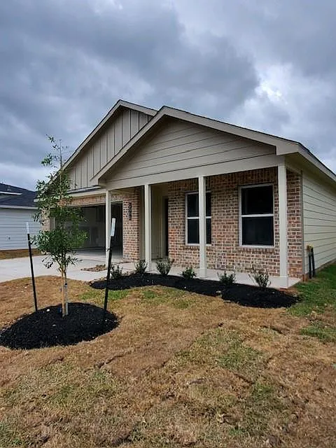 4 bed, 2.0 bath, 1393 sqft, $1,650 — Photo 1