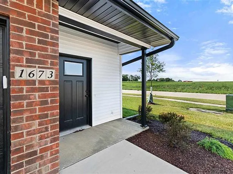 1634 Aspen Ct — Photo 3
