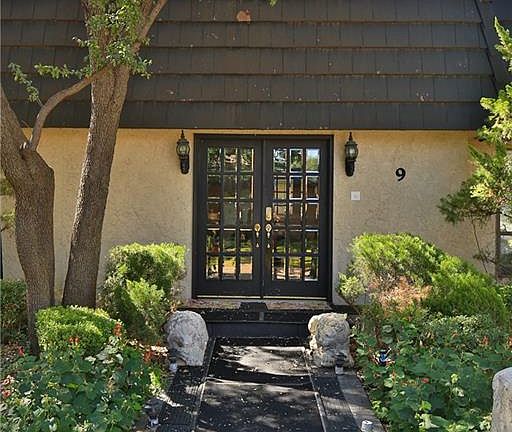 2nd image of 9 Surrey Sq