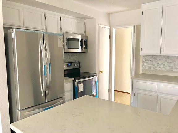 Updated kitchen w/pantry closet