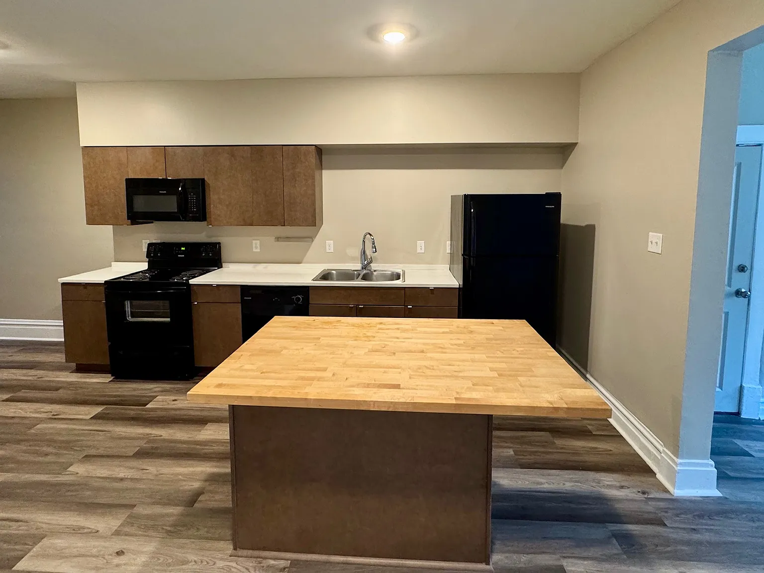 1 bed, 725 sqft, $1,195 — Photo 1