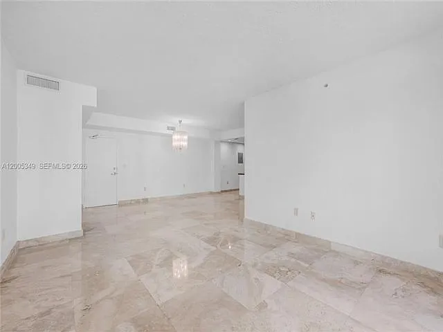 7501 E Treasure Dr #7M — Photo 7