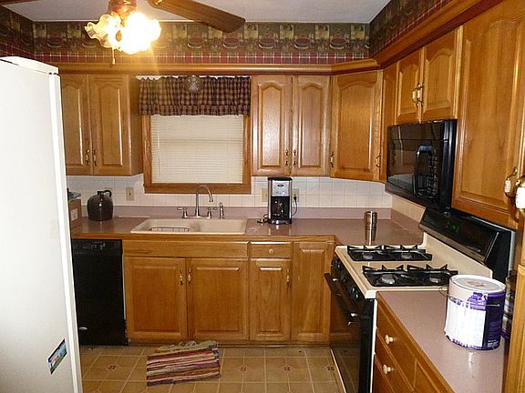 4th image of 2042 Marhofer Ave