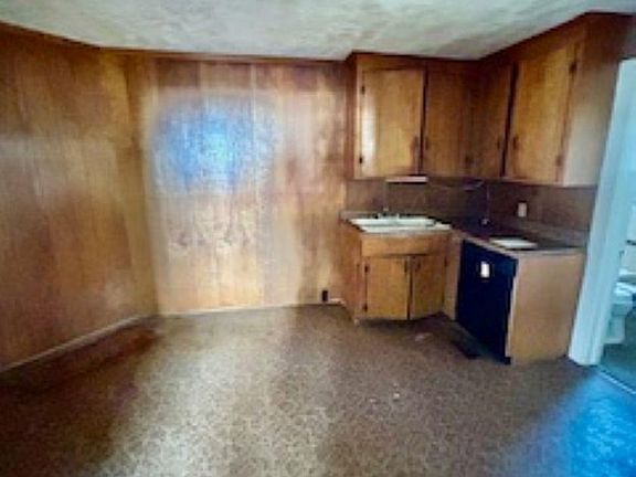 3rd image of 255 Limestone St