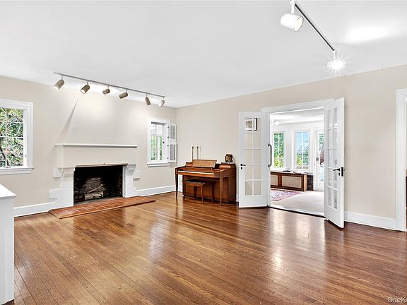 4th image of 10 Crescent Road