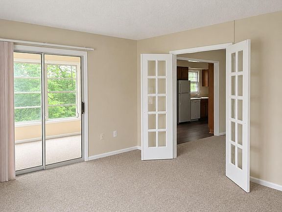 5th image of 456 N Roxbury Ln