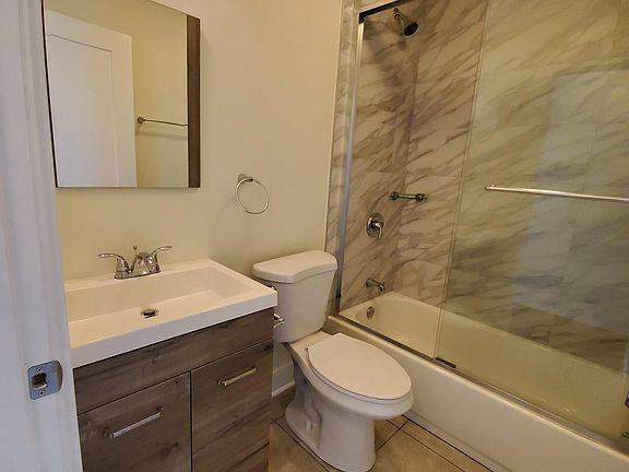 3rd image of 2957 N Hamlin Ave #3A