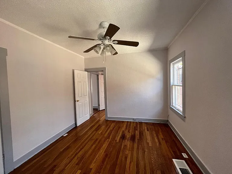 2115 E Yandell Dr — Photo 10