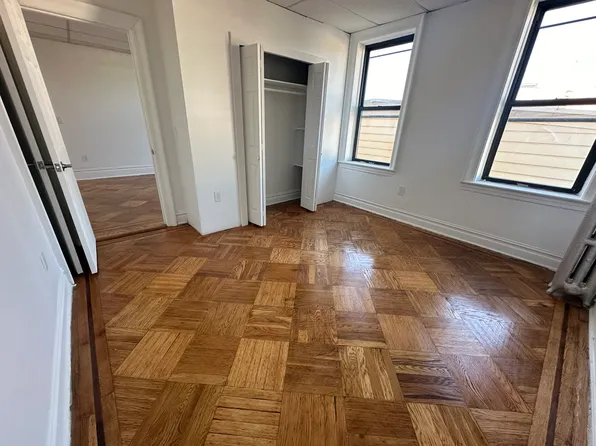 995 Summit Avenue image 2 of 8