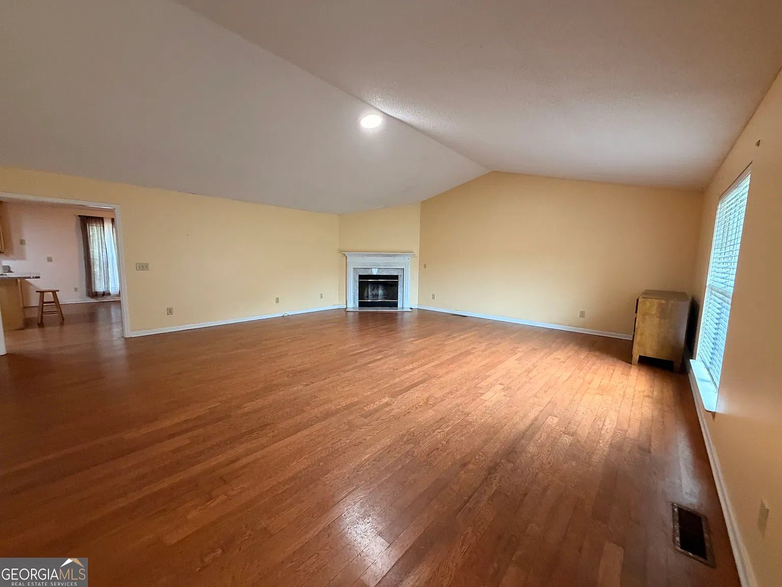 3 bed, 2.5 bath, 2850 sqft, $1,750 — Photo 2