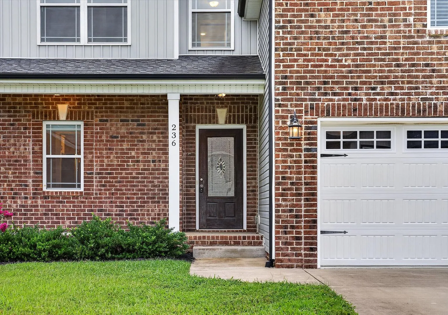 Pet Friendly Three Bedroom with Bonus in Sango! — Photo 4