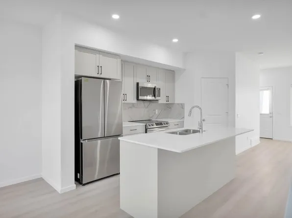 725 Orchards Blvd SW #1A, Edmonton, AB T6X 3C3