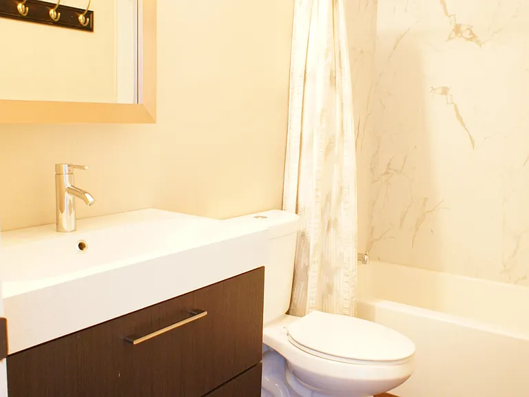 Secondary Bathroom with Tub