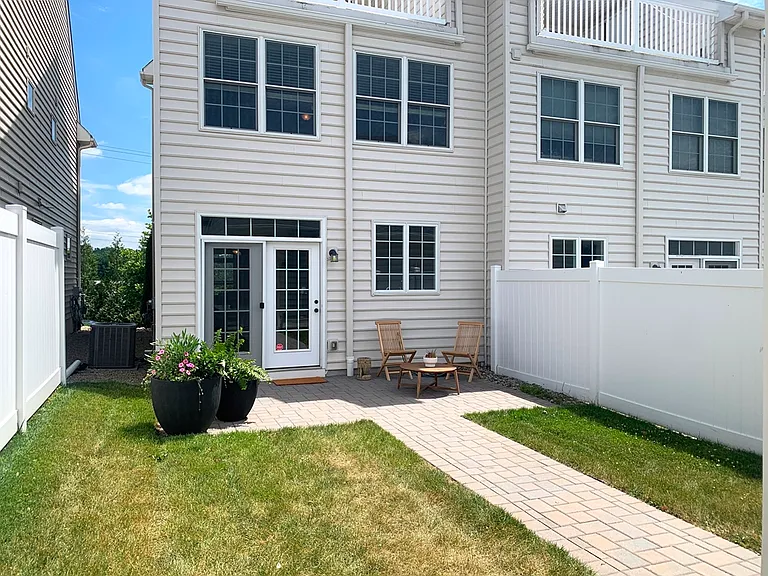 607 W Mulberry St — Photo 12