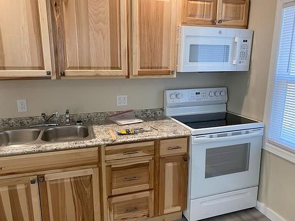 4th image of 216 1/2 S 28th St