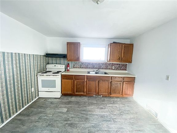 5th image of 26 Hertel St