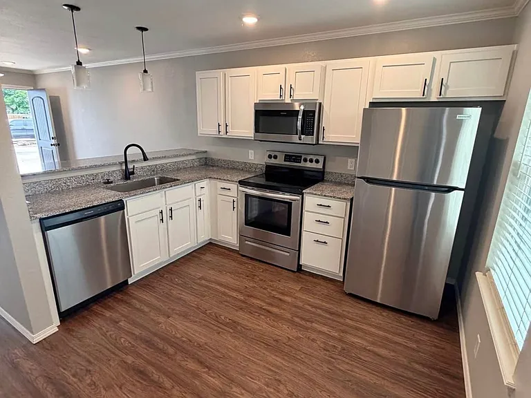 2212 Savannah St — Photo 2