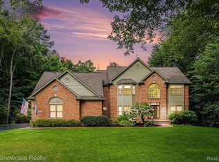 6060 Rosewood Pkwy, White Lake, MI 48383