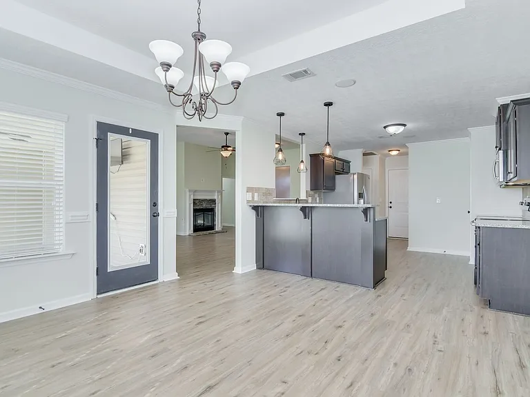 901 Avalon Ct — Photo 12