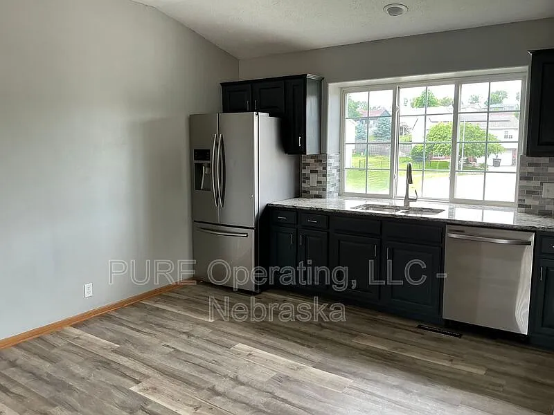 3 bed, 1.5 bath, 1457 sqft, $2,140 — Photo 2