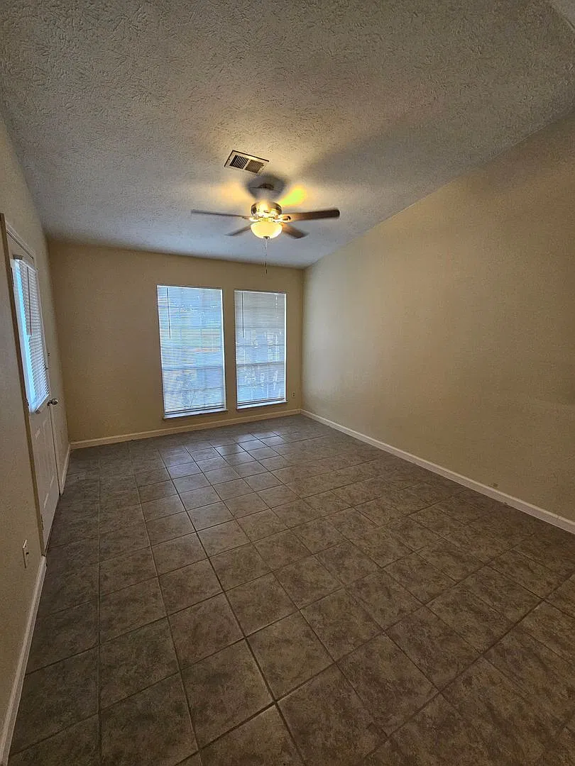 Efficient Duplex, Conveniently Located Near Shopping, Dining & Entertainment! Close to Tyndall AFB!! — Photo 2
