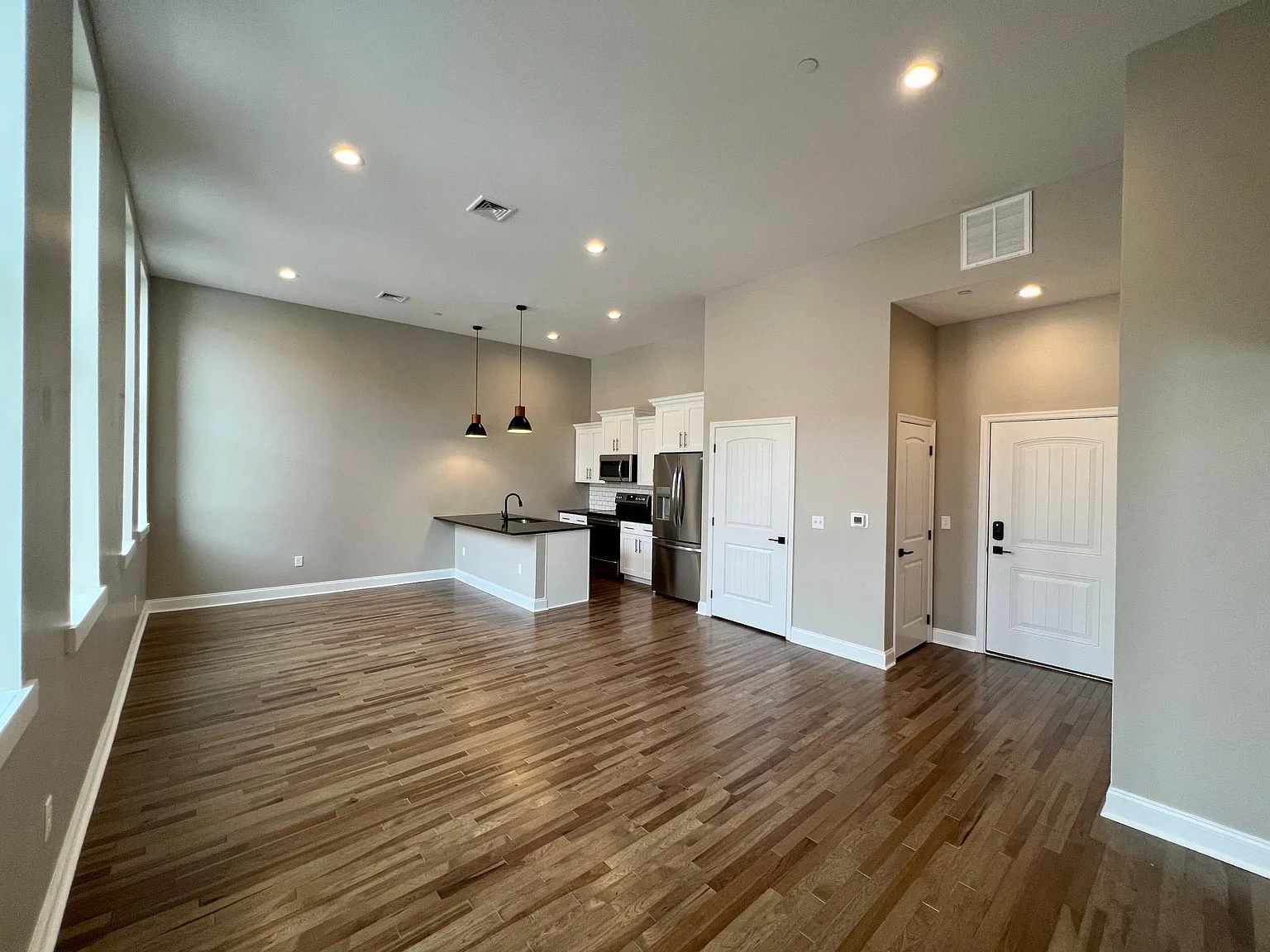 1 bed, 735 sqft, $1,550 — Photo 2