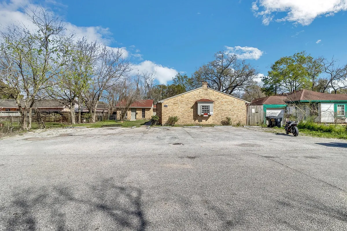 Building Photo - 6815 Beachwood St #1