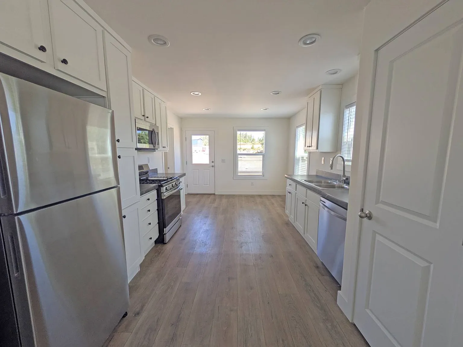 3 bed, 2.0 bath, 1070 sqft, $1,795 — Photo 3