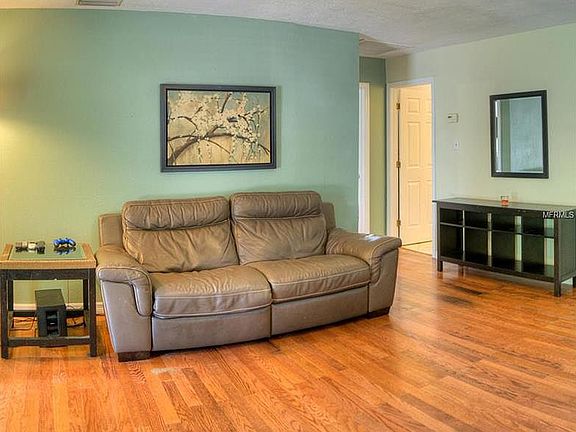 4th image of 1214 Essex Dr N