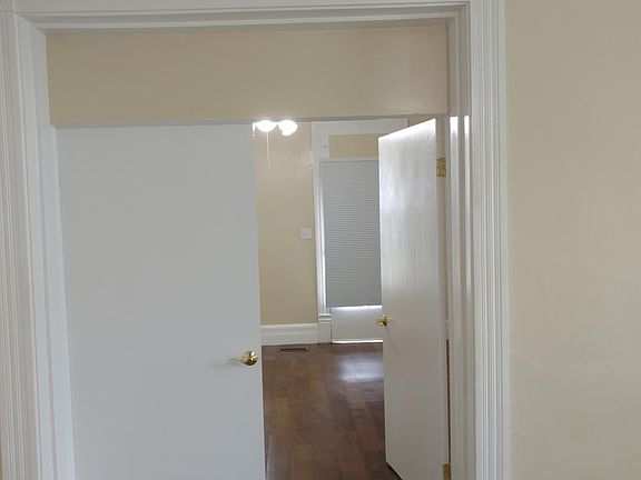 5th image of 1048 Linden Ave
