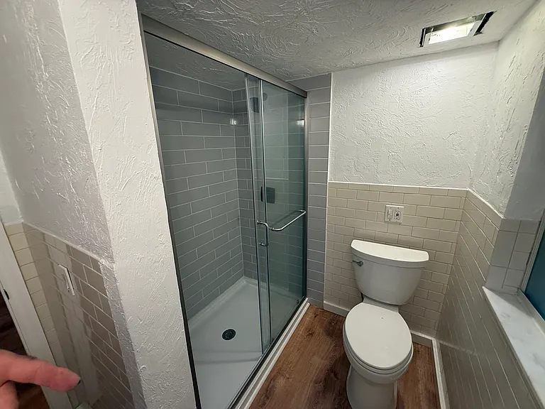 Bathroom (alt. view)