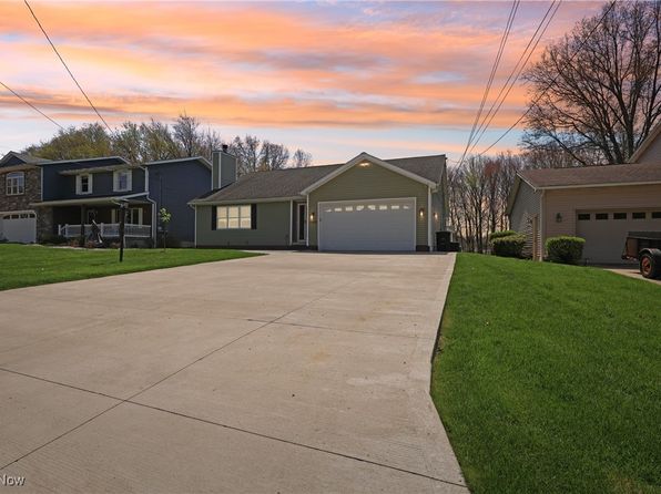 1992 Springfield Lake Blvd, Akron, OH 44312